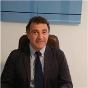 Insegnante di economia aziendale impartisce lezioni